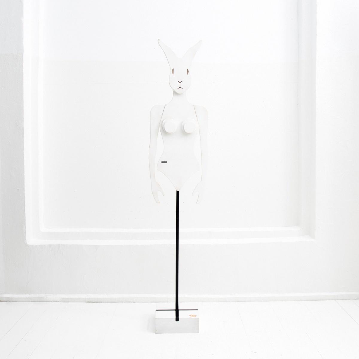Манекен-вешалка крошка зайка в белом цвете ARCHPOLE Манекен-вешалка крошка зайка в белом цвете ARCHPOLE