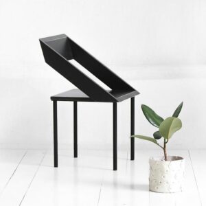 Стул чайка из микроцемента в черном цвете ARCHPOLE